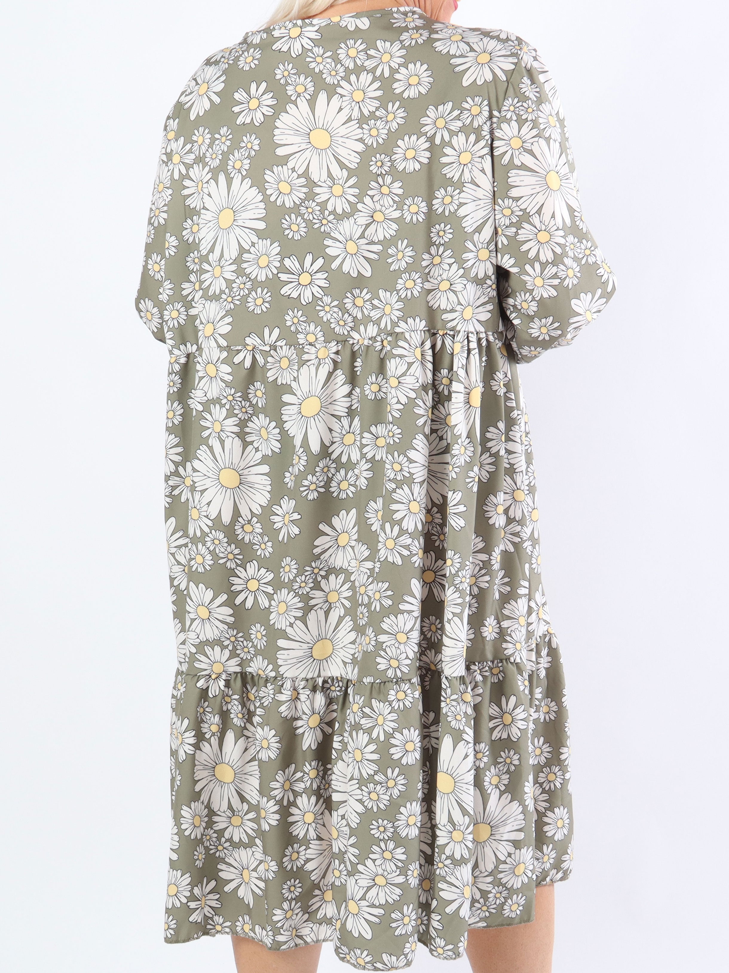 Marguerit - Sød plus size kjole med flot margueritprint